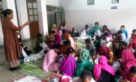 Runa Banerjee interacting with her artisans