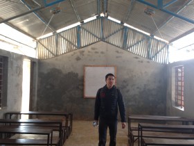 Austin tours a makeshift school facility in the Sindhupalchok District
